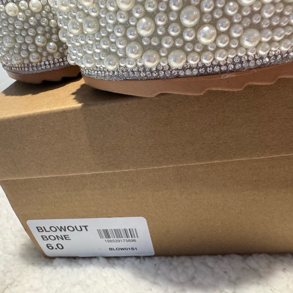 Steve Madden Blowout Pearl Embellished Sandals – Bone – Size 9.5